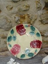 Assiette en barbotine à décor de roses
