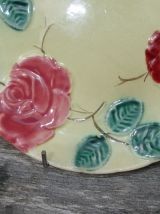 Assiette en barbotine à décor de roses