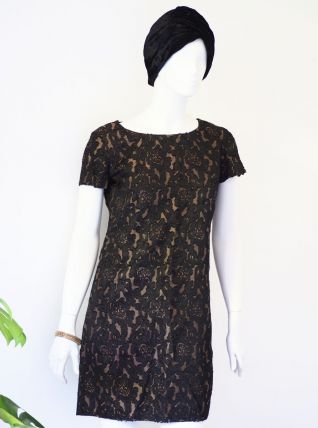 Petite robe courte dentelle motifs baroques babydoll vintage