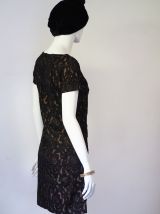 Petite robe courte dentelle motifs baroques babydoll vintage