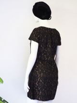 Petite robe courte dentelle motifs baroques babydoll vintage