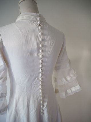 Longue robe de mariée blanche satinée traîne boutons 30s 40s