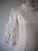 Longue robe de mariée blanche satinée traîne boutons 30s 40s