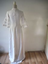 Longue robe de mariée blanche satinée traîne boutons 30s 40s