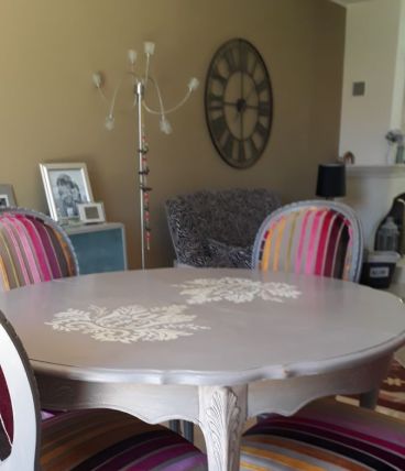 Table et chaises anciennes cérusées style louis XV  