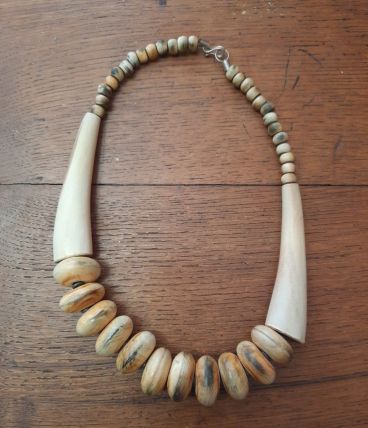 Collier vintage en corne