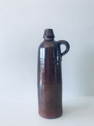 Bouteille antique avec anse