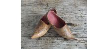 Paire de sabots en bois miniatures