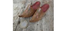 Paire de sabots en bois miniatures