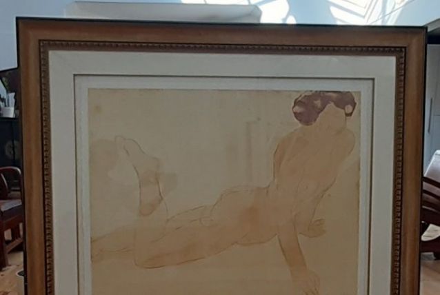 Femme nue allongée sur le ventre