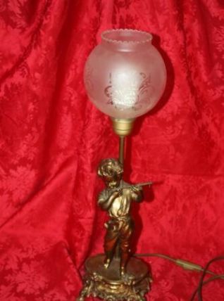 ANCIENNE LAMPE DE BUREAU , DÉCOR D'UN JEUNE MUSICIEN JOUANT 