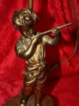 ANCIENNE LAMPE DE BUREAU , DÉCOR D'UN JEUNE MUSICIEN JOUANT 