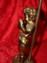ANCIENNE LAMPE DE BUREAU , DÉCOR D'UN JEUNE MUSICIEN JOUANT 