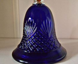 Très beau ancien flacon AVON formant une cloche gravée