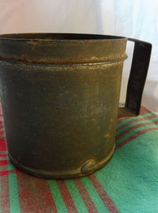 Demi litre ancien métal / pot à graine