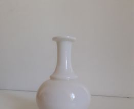 Soliflore en opaline blanche 