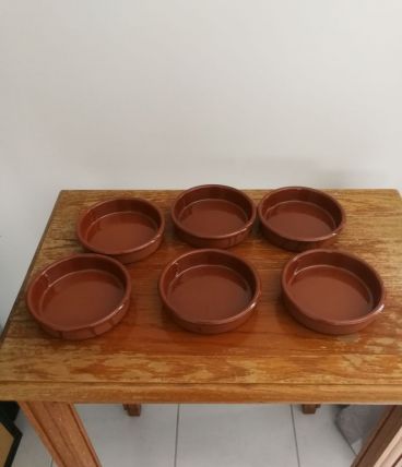 Six ramequins 