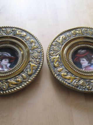 2 plats décoratif ancien en cuivre repoussé et faïence . 