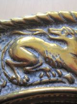 2 plats décoratif ancien en cuivre repoussé et faïence . 