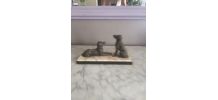 CHIENS SUR MARBRE
