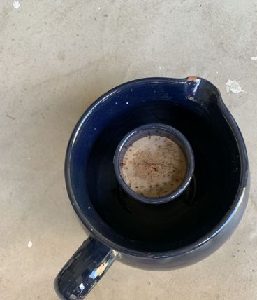 Lot de 2 objets en céramique bleue, un pichet et un pot