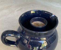 Lot de 2 objets en céramique bleue, un pichet et un pot