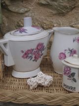 Set de porcelaine Art Déco sur son plateau de rotin