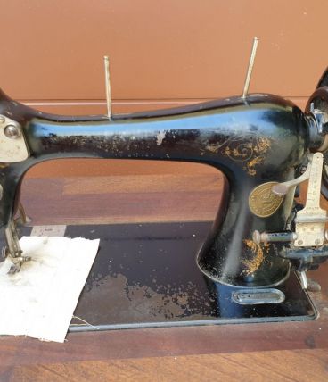 Ancienne machine à coudre Pfaff