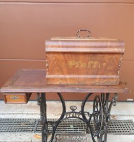 Ancienne machine à coudre Pfaff