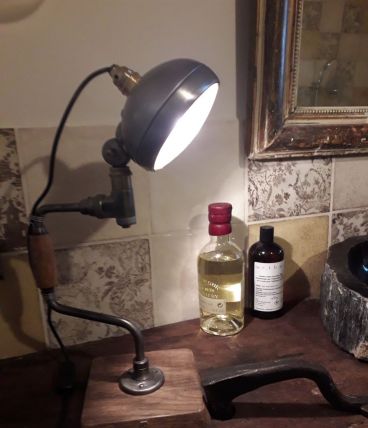 Lampe art récup avec  phare de moto et vilebrequin anciens