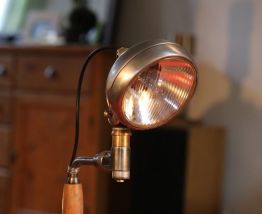 Lampe art récup avec  phare de moto et vilebrequin anciens