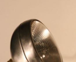 Lampe art récup avec  phare de moto et vilebrequin anciens