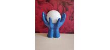 lampe mains en céramique bleue avec globe opaline blanc