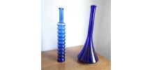 Duo de bouteilles en verre bleu 