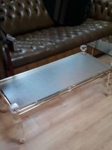  petite table basse  1970  or et verre et plexiglass 100x45x