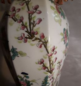lampe  de type asiatique  en porcelaine  ,h 48cm signe  limo