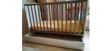 Lit bébé fille  à barreaux avec tiroir
