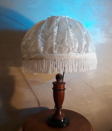 lampe bois exotique  et son abatjour en dentelle 45x30