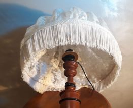 lampe bois exotique  et son abatjour en dentelle 45x30