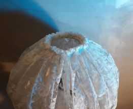 lampe bois exotique  et son abatjour en dentelle 45x30