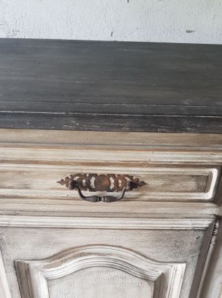 Buffet patiné,  en merisier 3 portes, 3 tiroirs 