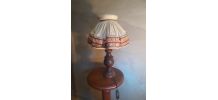 lampe  en bois tourner  et abat jour 1930  tissus et gallon 