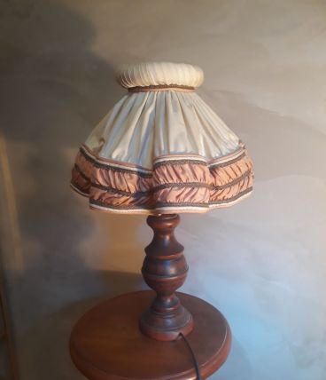 lampe  en bois tourner  et abat jour 1930  tissus et gallon 
