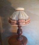 lampe  en bois tourner  et abat jour 1930  tissus et gallon 