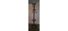 Porte manteau vintage en rotin , avec ceintres d origine 