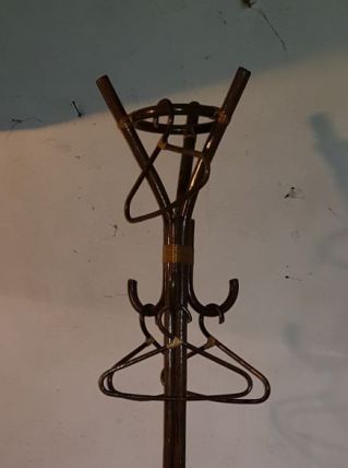 Porte manteau vintage en rotin , avec ceintres d origine 