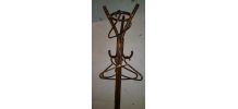 Porte manteau vintage en rotin , avec ceintres d origine 