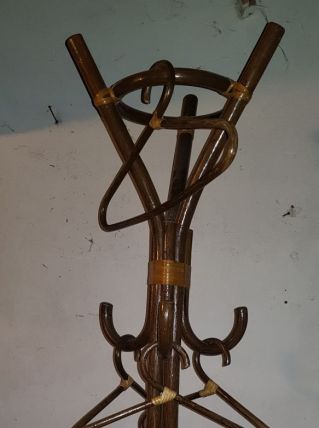 Porte manteau vintage en rotin , avec ceintres d origine 