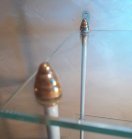 etagere d angle en verre 42x32 tres solide  ébrechure non vi