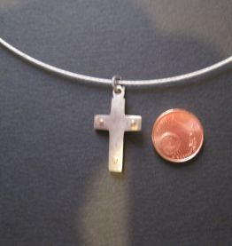 Ancienne petite croix ,en métal blanc(nickel)